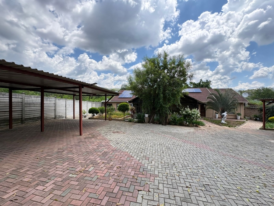 5 Bedroom Property for Sale in Safari Gardens North West